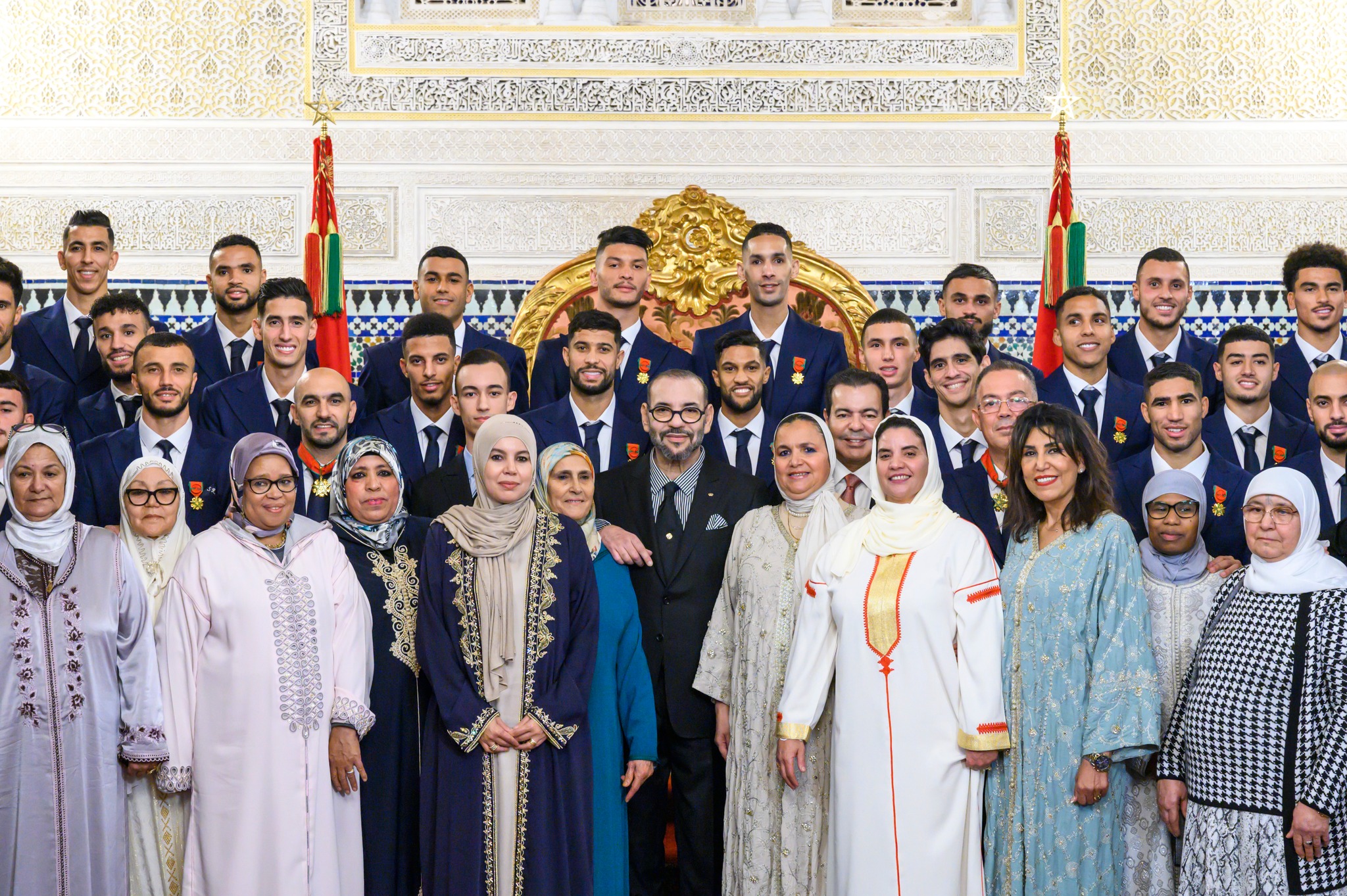 معارض جزائري: استقبال الملك لأسود الأطلس وأمهاتهم درس إنساني وقيم إجتماعية موجهة للعالم دون إستثناء