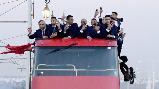 أمام الجماهير المغربية.. شابة تطلب الزواج من لاعب المنتخب الوطني عبدالحميد الصابري (صور)