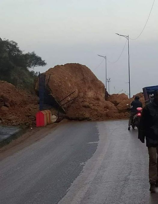 خطير:انهيار جرف بالطريق الرابط بين القنيطرة ومهدية كاد يؤدي إلى كارثة