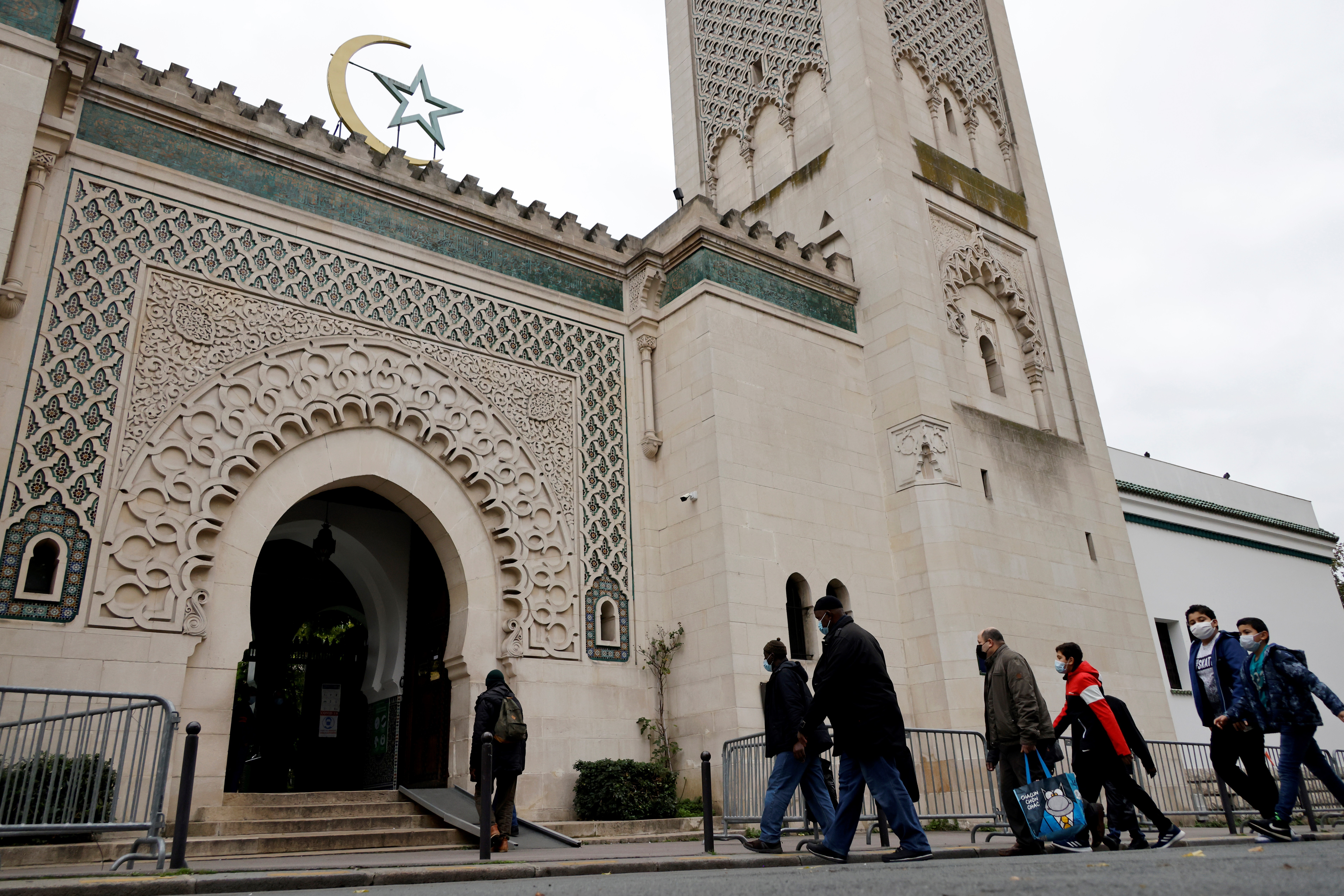 تصريحات عنيفة وخطيرة تجاه مسلمي فرنسا و مسجد باريس يعتزم رفع شكوى ضد الكاتب