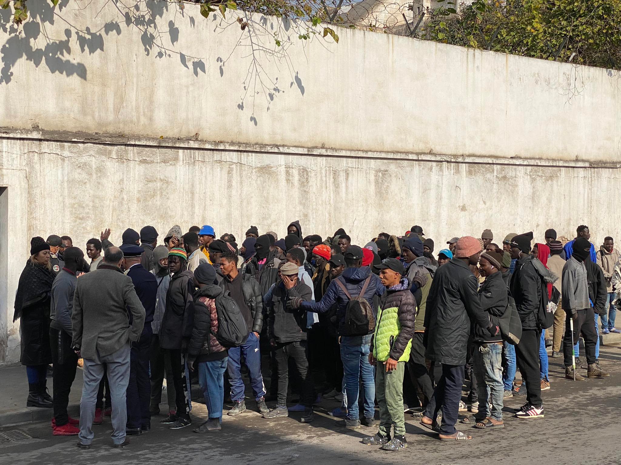 أولاد زيان...توقيف 6 مهاجرين من دول جنوب الصحراء بعد مهاجمة قُــوّات الأمن بالحجارة