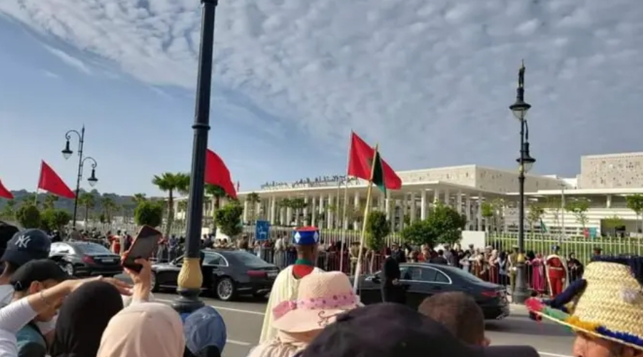 اكثر من 65 ألف مواطن يستقبلون صاحب الجلالة لحظة وصوله لطنجة