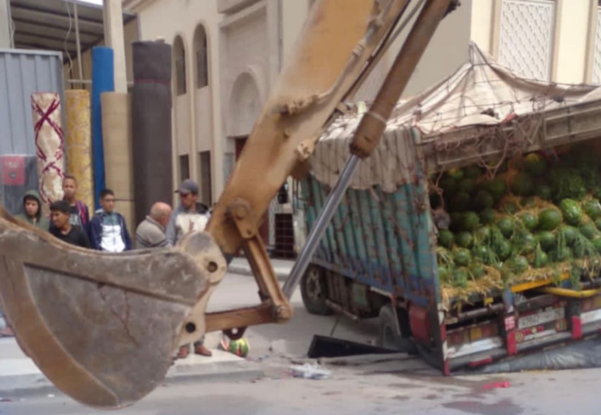 سقوط شاحنة في حفرة بالداخلة يسائل بلدية الداخلة عن هشاشة البنية التحتية للمدينة