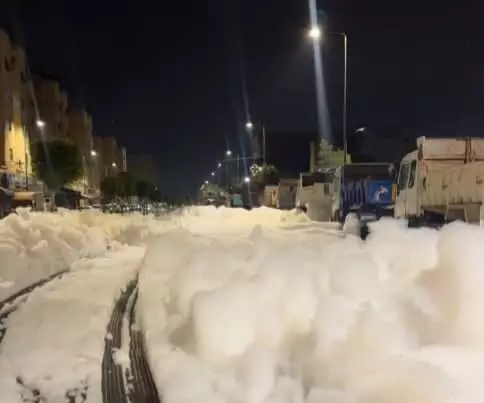 "رغوة غامضة تغزو شوارع البرنوصي بعد الأمطار الغزيرة.. والسكان في حيرة!"