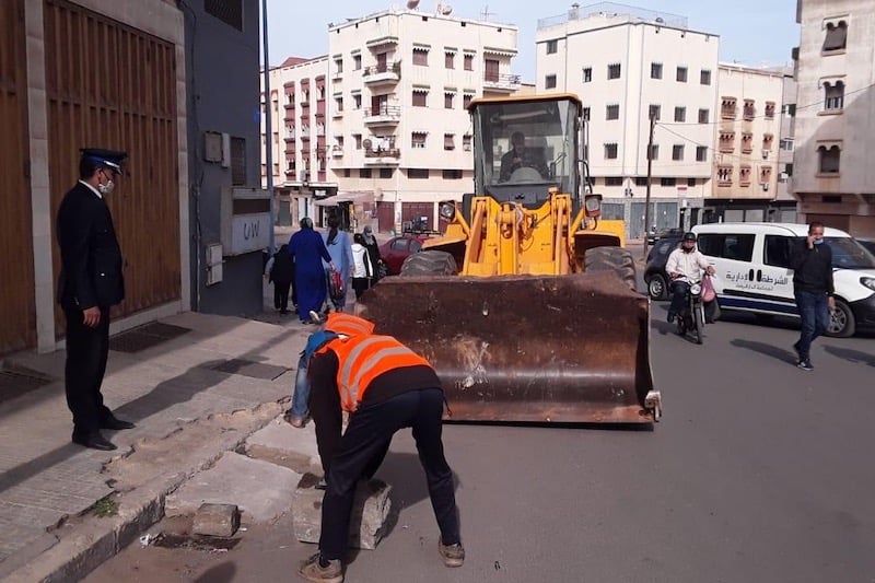 حملات ميدانية لتحرير الملك العمومي تثير غضب أرباب المقاهي والمطاعم‎‎