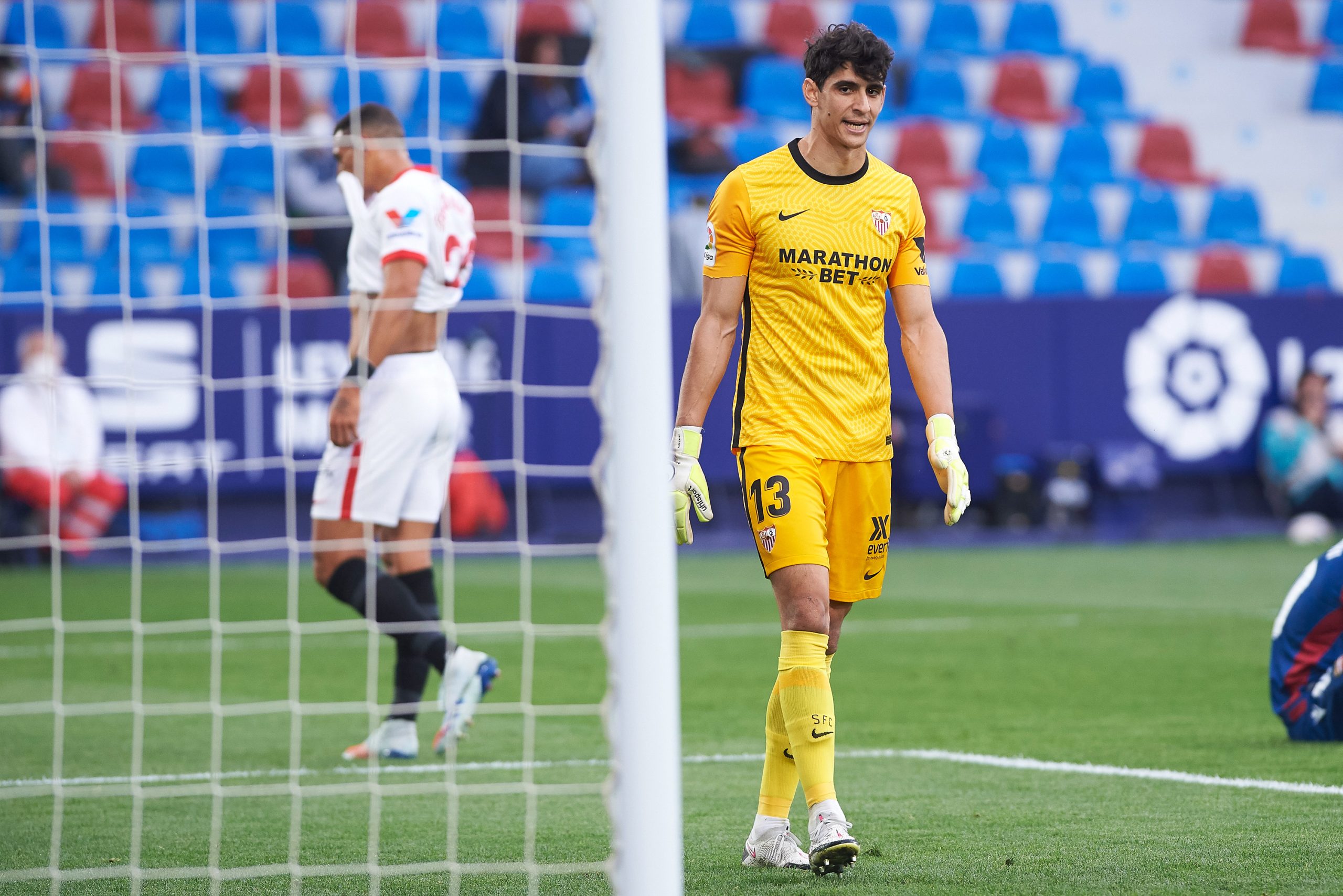 بونو أساسي والنصيري احتياطي في ديربي الأندلس