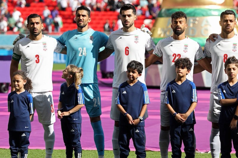 لاعبو المنتخب الإيراني يؤدون النشيد الوطني بعد تهديدات طهران