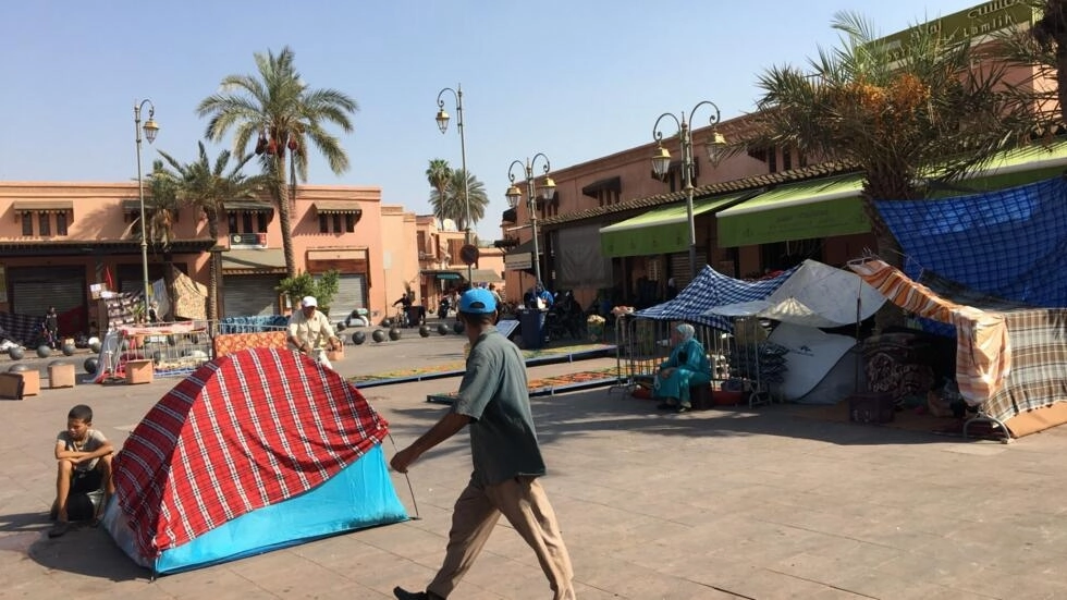 ضحايا الكوارث بحي الملاح بمراكش يفضلون النوم بالخارج رغم وجود مركز استقبال.