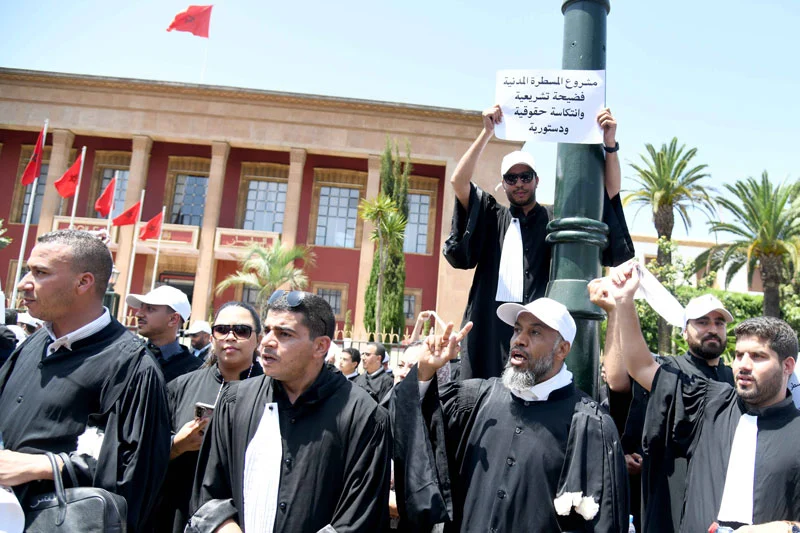 قانون المسطرة المدنية يُخرج المحامون للاحتجاج وحناجرهم تصدح بإسقاط مشروع "وهبي"(فيديو)